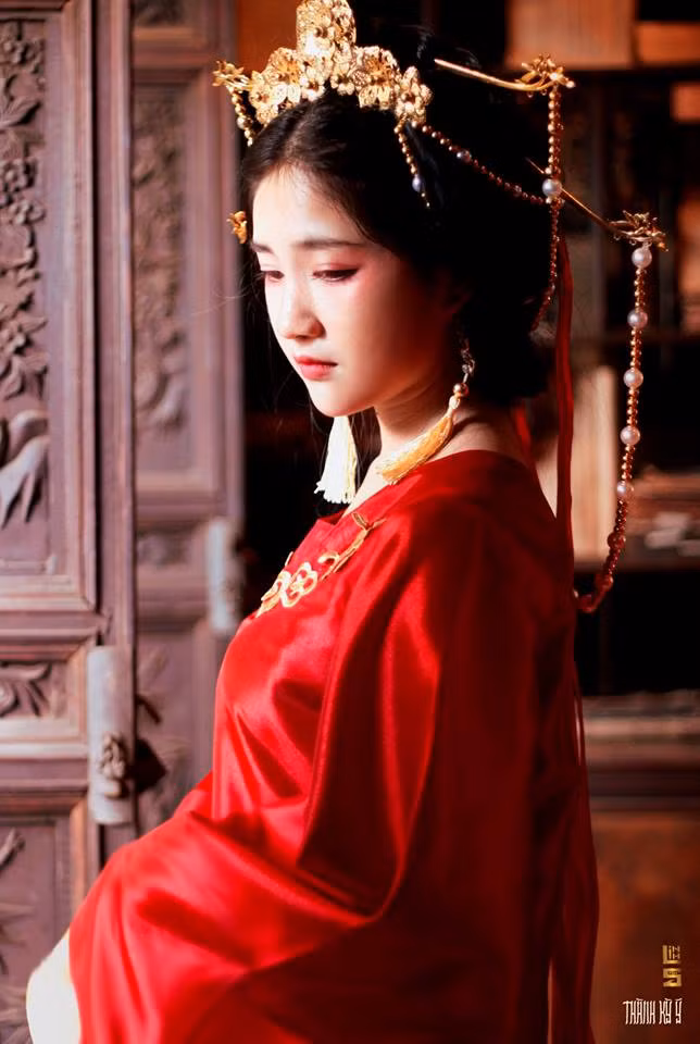 Bộ ảnh độ đáo nhanh chóng được lan truyền trên khắp các diễn đàn và mạng xã hội. Nhiều bạn trẻ thắc mắc về danh tính của cô người mẫu và tò mò về việc cô nàng không ngại nhuộm răng để phục vụ hóa thân theo phong cách cổ trang.