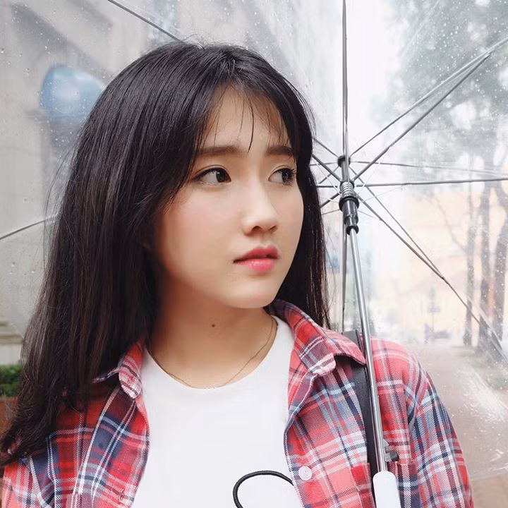 Được biết, Nguyễn Hoàng Kiều Trinh sinh năm 1994, hiện đang là sinh viên trường Đại học Hoa Sen, chuyên ngành Quản lý nhà hàng và khách sạn. Nổi lên từ những bức ảnh khoe vẻ đẹp tựa tranh vẽ, sau này Kiều Trinh có thêm nhiều hoạt động nghệ thuật khác và dần được nhiều bạn trẻ biết đến hơn và nhắc đến như một hot girl.