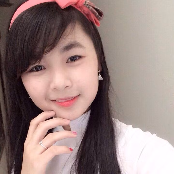 Về phía “hot girl hiến máu” Lê Na, cô nàng cho biết cảm thấy rất bất ngờ, vui nhưng cũng “choáng” vì không ngờ bức ảnh ai đó chụp lén mình lại được nhiều người quan tâm đến vậy. Bỗng dưng “nổi tiếng” Lê Na rất vui khi được nhiều bạn trẻ khen ngợi là xinh xắn, đáng yêu.