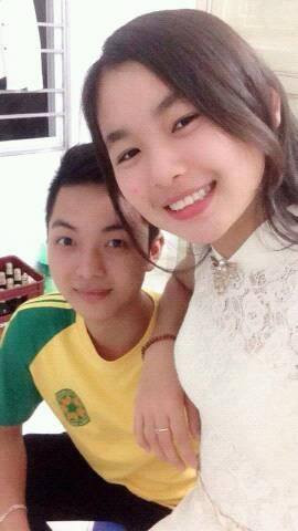 Người chụp lén anh Lê Na chia sẻ ảnh của cô nàng lên một fanpage đông thành viên kèm theo lời nhờ vả tìm kiếm thông tin, xin số điện thoại. Bạn trẻ này kể đã bị vẻ xinh xắn, đáng yêu của Lê Na đánh gục ngay từ cái nhìn đầu tiên, nhưng vì ngại ngùng nên không dám làm quen, hỏi tên và xin số điện thoại nên mới mới đành nhờ đến sự giúp đỡ của dân mạng.