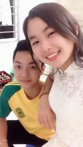 Người chụp lén anh Lê Na chia sẻ ảnh của cô nàng lên một fanpage đông thành viên kèm theo lời nhờ vả tìm kiếm thông tin, xin số điện thoại. Bạn trẻ này kể đã bị vẻ xinh xắn, đáng yêu của Lê Na đánh gục ngay từ cái nhìn đầu tiên, nhưng vì ngại ngùng nên không dám làm quen, hỏi tên và xin số điện thoại nên mới mới đành nhờ đến sự giúp đỡ của dân mạng.