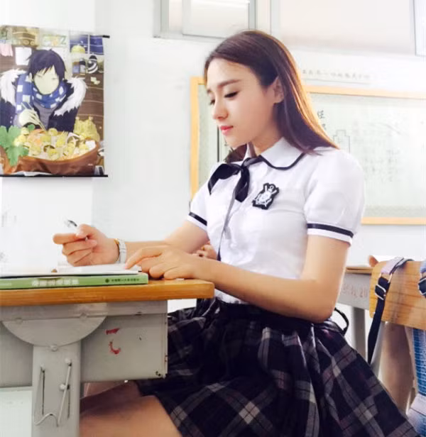 Ngắm vẻ đẹp của hot girl mắt xếch 9X, kiêm người mẫu cực đắt show Lưu Tĩnh Di.