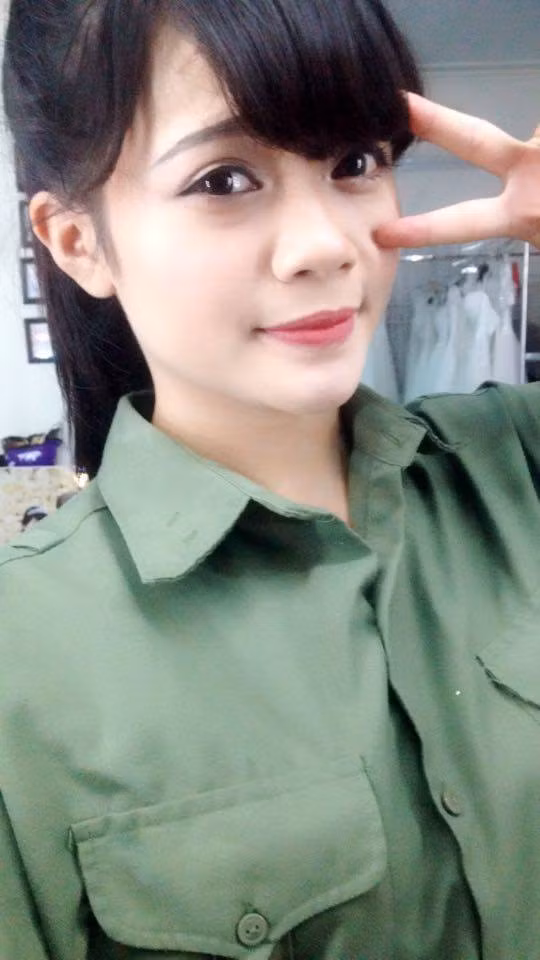 Theo tìm hiểu, "hot girl bán mía Hải Dương" tên thật là Phạm Như Quỳnh, sinh năm 1998 đang sinh sống và học tập tại Hải Dương. Được nhiều người chú ý, biết đến hơn sau bộ ảnh mới đây nhưng Như Quỳnh cũng gặp phải rất nhiều rắc rối, bị chỉ trích khá nhiều sau khi dân mạng phát hiện ra sự sắp đặt, dàn dựng trong bộ ảnh hot girl bán mía.