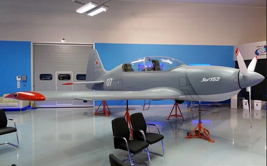 Vấn đề là Yak-152 được thử nghiệm với động cơ của Đức, nó còn được lắp đặt cánh quạt nhập khẩu và nhiều bộ phận khác, chúng cần phải được thay thế bằng sản phẩm nội địa sau khi Nga hứng chịu lệnh cấm vận.