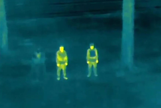 Khi đó, ông Mykhailo Fedorov, Phó Thủ tướng phụ trách công nghệ mới của Ukraine, đã mô tả những chiếc áo choàng này giống như “những chiếc áo choàng tàng hình trong truyện cổ tích”. Bằng cách ngăn chặn bức xạ nhiệt, những chiếc áo choàng này khiến binh lính Ukraine trở nên vô hình trước các thiết bị chụp ảnh nhiệt của Moscow và nâng cao hiệu quả của chúng, đặc biệt là trong các hoạt động vào ban đêm.