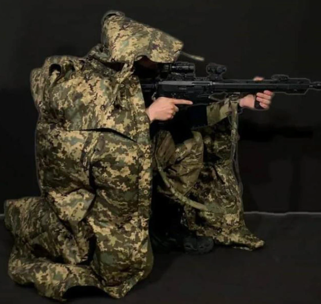 Năm 2023, Ukraine tuyên bố chế tạo “áo choàng tàng hình” và tiết lộ kế hoạch sản xuất 150 chiếc mỗi tháng để tiến tới sản xuất hàng loạt. Những chiếc áo choàng này được thiết kế để bảo vệ binh lính Ukraine khỏi công nghệ chụp ảnh nhiệt của Nga.