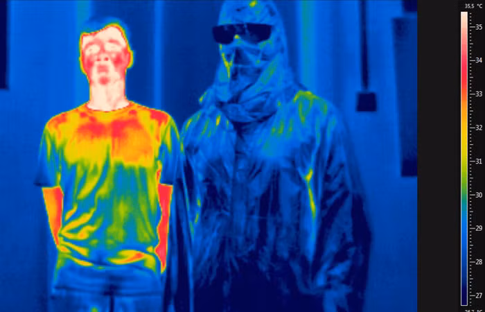 Một sự đổi mới đáng chú ý của cả hai bên là sự phát triển của bộ đồ ngụy trang hiện đại được thiết kế để che giấu nhiệt độ xung quanh người mặc một cách hiệu quả. Động thái này nhằm mục đích giảm tín hiệu hồng ngoại do binh lính phát ra, từ đó chống lại việc đối phương sử dụng thiết bị chụp ảnh nhiệt.