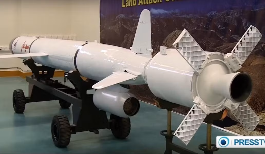 Dự án hoán cải vũ khí được đặt tên là Naval SCALP, phạm vi phóng của tên lửa dự kiến là 1.300 - 1.400 km, việc bàn giao những quả đạn đầu tiên cho Hải quân Pháp theo kế hoạch diễn ra vào năm 2011.