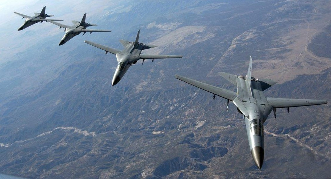 Trong khi đó, EF-111 Raven phiên bản tác chiến điện tử được phát triển từ F-111 một lần nữa lại sát cánh cùng những chiếc máy bay ném bom F-111 để vô hiệu hóa radar của Iraq.