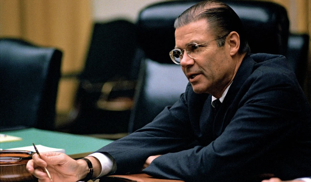 Bộ trưởng Quốc phòng Mỹ Robert McNamara lúc đó quyết định rằng Không quân và Hải quân Mỹ sẽ chỉ cần một loại máy bay có thể đáp ứng những nhu cầu trên, cả hai buộc phải hợp tác với nhau để khởi động chương trình phát triển phi cơ mới.