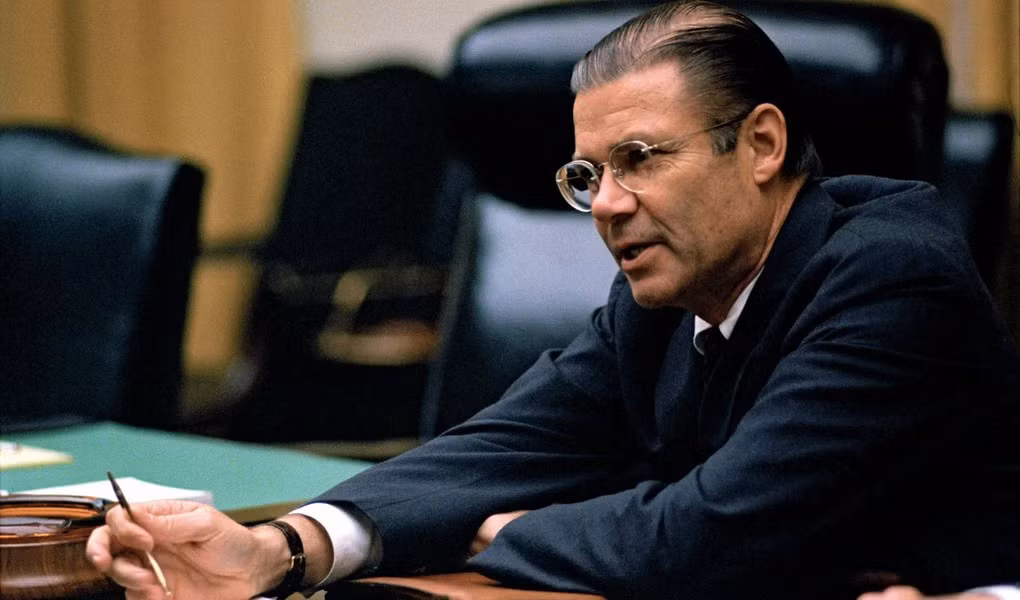 Bộ trưởng Quốc phòng Mỹ Robert McNamara lúc đó quyết định rằng Không quân và Hải quân Mỹ sẽ chỉ cần một loại máy bay có thể đáp ứng những nhu cầu trên, cả hai buộc phải hợp tác với nhau để khởi động chương trình phát triển phi cơ mới.