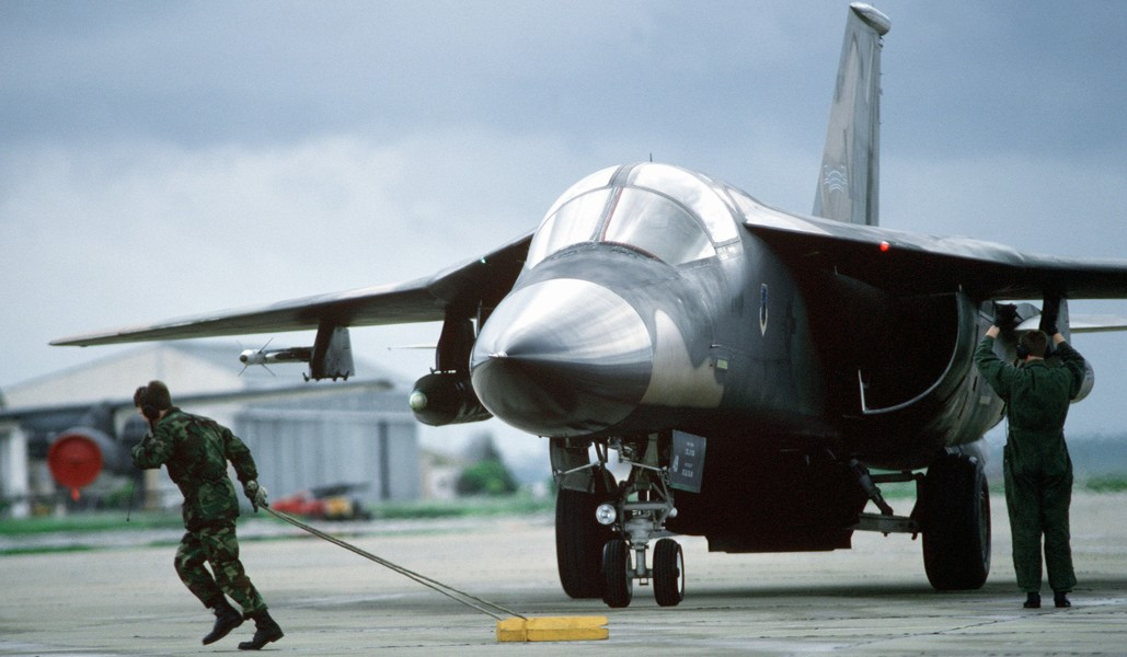 Dù vậy, các máy bay vẫn trở về được căn cứ. Nhưng vào tháng tiếp theo, một máy bay EF-111 khi đang cố thoát khỏi sự truy đuổi của máy bay đối phương thì bị đâm xuống mặt đất và cả hai phi công đều thiệt mạng.