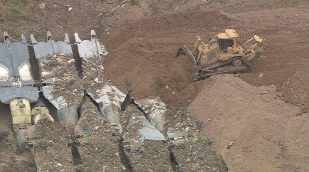 Để mua máy bay của Mỹ, Úc đã phải chịu những điều khoản ngặt nghèo về cách sử dụng, đưa vào bảo tàng bảo quản hay tháo dỡ. Phía Mỹ thậm chí bắt phải chôn vùi những chiếc F-111 sau khi loại biên.