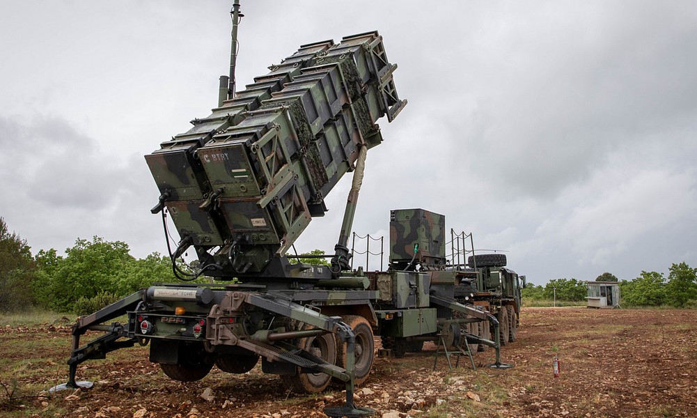 Điều quan trọng cần lưu ý là S-400 chủ yếu sử dụng dòng tên lửa 48N6, cho phép đánh chặn các mục tiêu trên không ở cự ly lên tới 250 km và phá hủy tên lửa đạn đạo trong bán kính 60 km, nhờ được trang bị đầu đạn nổ phân mảnh nặng 143 kg.