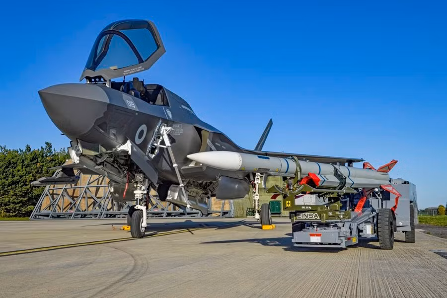 Giới chức quân sự Anh xác nhận rằng các máy bay chiến đấu F-35B Lightning II triển khai trên tàu sân bay lớp Queen Elizabeth của nước này sẽ được trang bị tên lửa Meteor và SPEAR 3 "vào cuối thập niên 2020".
