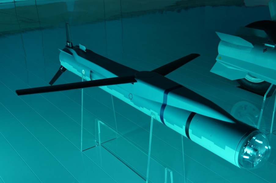 Trong khi đó SPEAR 3 là sự phát triển tiếp theo của tên lửa tầm ngắn Brimstone với động cơ phản lực và đôi cánh có thể thu vào, nó có tầm bắn hơn 140 km và tốc độ cận âm.