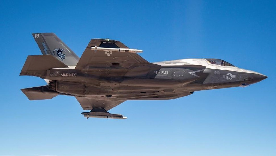 "Máy bay chiến đấu của Anh hiện sử dụng tên lửa tầm trung AMRAAM, tên lửa tầm ngắn ASRAAM và bom dẫn đường Paveway IV. Đến cuối thập kỷ này, cả Meteor và SPEAR 3 sẽ được tích hợp vào bộ vũ khí của F-35", ông Cartlidge nhấn mạnh.