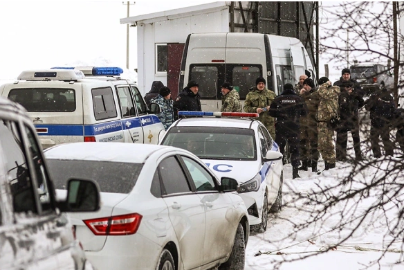 Trả lời kênh truyền hình “Vmeste”, Phó Chủ tịch Ủy ban Quốc phòng và An ninh thuộc Hội đồng Liên bang Nga Viktor Bondarev cho biết, các phi công máy bay Il-76 đã thông báo việc bị "vật thể từ bên ngoài đánh trúng". Phi công đã cố gắng đưa máy bay tránh khỏi khu dân cư. "Không còn nghi ngờ gì về việc máy bay bị bắn hạ. Video quay tại hiện trường cho thấy đám mây đen xám và vệt khói đặc trưng của tên lửa", ông Bondarev, nhận định.