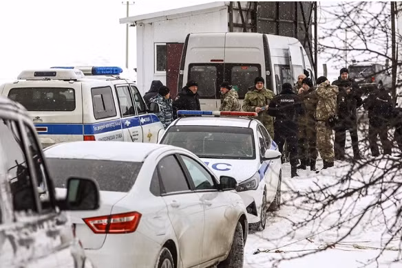 Trả lời kênh truyền hình “Vmeste”, Phó Chủ tịch Ủy ban Quốc phòng và An ninh thuộc Hội đồng Liên bang Nga Viktor Bondarev cho biết, các phi công máy bay Il-76 đã thông báo việc bị "vật thể từ bên ngoài đánh trúng". Phi công đã cố gắng đưa máy bay tránh khỏi khu dân cư. "Không còn nghi ngờ gì về việc máy bay bị bắn hạ. Video quay tại hiện trường cho thấy đám mây đen xám và vệt khói đặc trưng của tên lửa", ông Bondarev, nhận định.