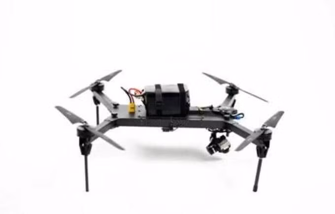 Saker Scout có thể mang 3 kg bom (lựu đạn) đi quãng đường 10 km và phối hợp với hệ thống Delta để lập bản đồ chiến trường. Saker Scout cũng có thể sử dụng hệ thống dẫn đường quán tính, giúp tăng đáng kể khả năng đối phó thiết bị tác chiến điện tử của đối phương.