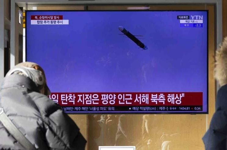 Các tên lửa phóng ra từ tàu ngầm lặn sâu dưới biển, hướng về vùng biển phía Đông bán đảo Triều Tiên, đánh trúng mục tiêu thiết lập sẵn trên một hòn đảo.