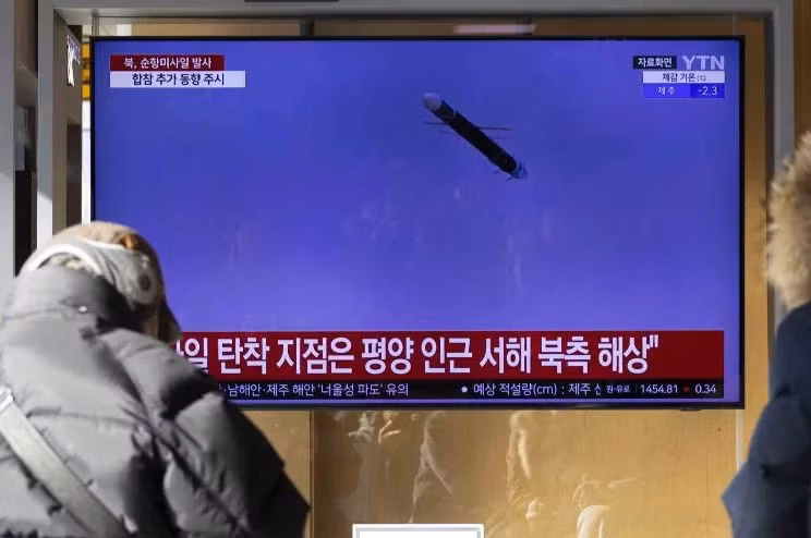 Các tên lửa phóng ra từ tàu ngầm lặn sâu dưới biển, hướng về vùng biển phía Đông bán đảo Triều Tiên, đánh trúng mục tiêu thiết lập sẵn trên một hòn đảo.