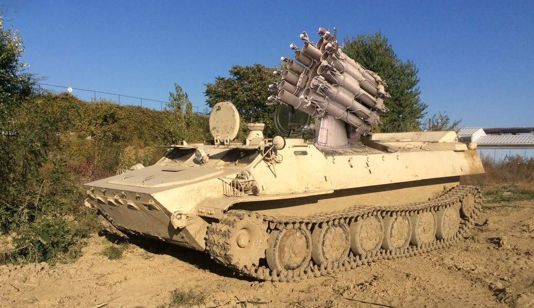 Xe thiết giáp MT-LB với trọng lượng 13 tấn được đánh giá là nền tảng tương đối chắc chắn để lắp bệ phóng rocket.