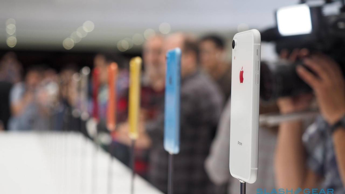 Tuy nhiên, dựa trên những bài phân tích về việc phát triển công nghệ 5G, tích hợp nó trên điện thoại di động, một vấn đề có thể dự đoán được là những mẫu iPhone 5G 2020 sẽ có giá bán không hề dễ chịu. Thậm chí những người dùng bình dân, có thu nhập, hầu bao không lớn sẽ khó để mua và sử dụng iPhone 5G.