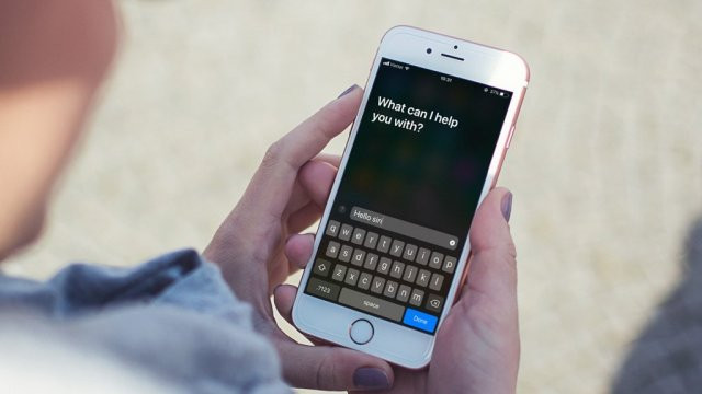 Trong một tuyên bố đáp trả, Apple cho biết một phần dữ liệu Siri thu được sẽ được phân tích để cải thiện Siri và khả năng kiểm tra chính tả. Những yêu cầu (ra lệnh) của họ đối với Siri không được liên kết với tài khoản Apple ID của họ. Các phản hồi của Siri được phân tích trong khu vực an toàn và những người làm công tác đánh giá buộc phải tuân thủ các yêu cầu bảo mật nghiêm ngặt của Apple.
