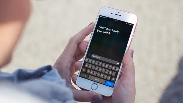 Trong một tuyên bố đáp trả, Apple cho biết một phần dữ liệu Siri thu được sẽ được phân tích để cải thiện Siri và khả năng kiểm tra chính tả. Những yêu cầu (ra lệnh) của họ đối với Siri không được liên kết với tài khoản Apple ID của họ. Các phản hồi của Siri được phân tích trong khu vực an toàn và những người làm công tác đánh giá buộc phải tuân thủ các yêu cầu bảo mật nghiêm ngặt của Apple.