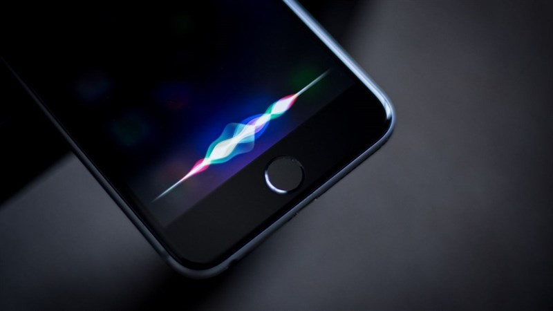 Được biết, Siri hay bị kích hoạt nhầm và thu âm ngay. Từ khóa “Hey Siri” có thể kích hoạt trợ lý ảo bằng các từ đồng âm. Chiếc Apple Watch cũng tự khởi động chức năng này khi người dùng xoay cổ tay xem giờ. Và trong nhiều hoàn cảnh ngẫu nhiên, trợ lý ảo này đã vô tình lưu lại được những đoạn hội thoại mang tính chất riêng tư, tế nhị của người dùng.