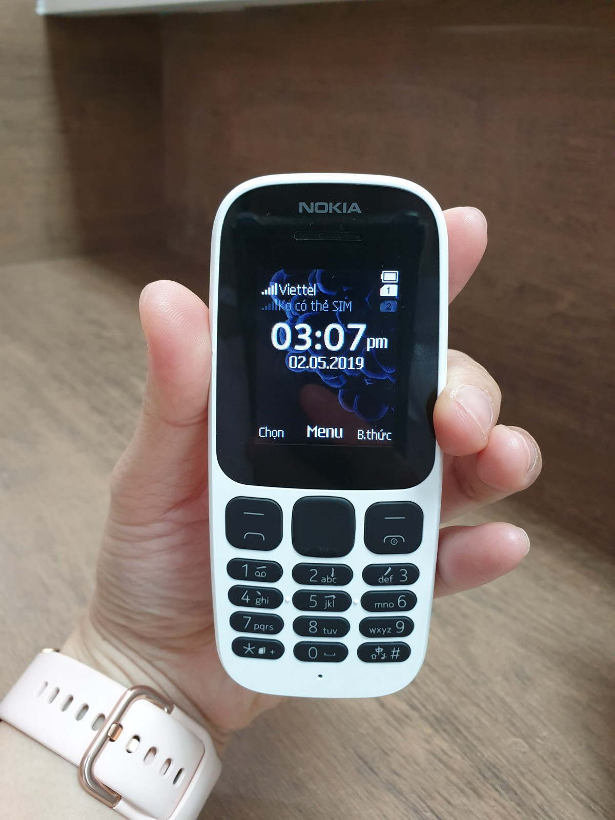 Điện thoại Nokia 105 2019 có thể tích hợp dual sim, có thiết kế nhỏ gọn chỉ vừa lòng bàn tay, trong lượng nhẹ chưa đầy 80g. Mặt lưng của máy được làm trơn, chất liệu nhựa nhám không hề bám vân tay. Vì nhỏ gọn nên Nokia 105 tạo cảm giác cầm rất "sướng tay".