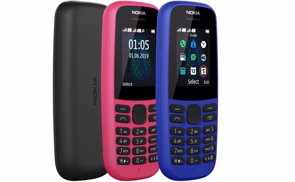 Điện thoại có màn hình màu QQVGA 1,77 inch, đèn pin LED, Radio FM tích hợp, sạc bằng cáp micro USB tiêu chuẩn (USB 2.0). Máy được cài sẵn Snake, bốn trò chơi khác của Gameloft bao gồm Tetris, Sky Gift và Airstrike. Ngoài ra, bàn phím của Nokia 105 được thiết kế rất gọn, phím bấm mềm, tạo cảm giác rất dễ chịu khi sử dụng.