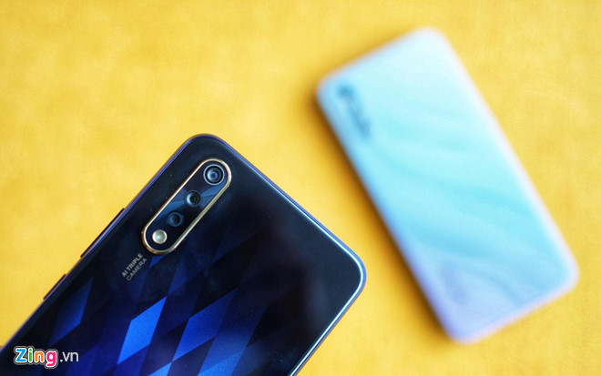 Ba camera sau của máy bao gồm một camera chính 16 MP, khẩu độ f/1.78, camera góc siêu rộng 120 độ, 8 MP, khẩu độ f/2.2 và một camera xóa phông 2 MP, khẩu độ f/2.4.