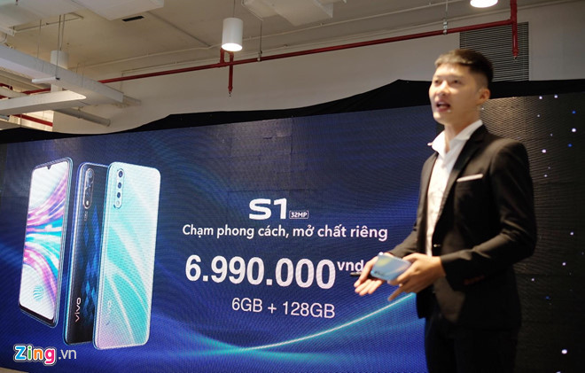 Điện thoại Vivo S1 có màu xanh và đen, máy có giá 7 triệu đồng. Trong phân khúc này, máy nổi bật hơn các đối thủ nhờ camera selfie 32 MP, cảm biến vân tay trong màn hình, viên pin dung lượng khá lớn 4.500 mAh. Tuy nhiên, model này có cấu hình thấp hơn so với Nokia 8.1 (chip Snapdragon 710), không được trang bị camera trượt như Huawei Y9 Prime 2019.