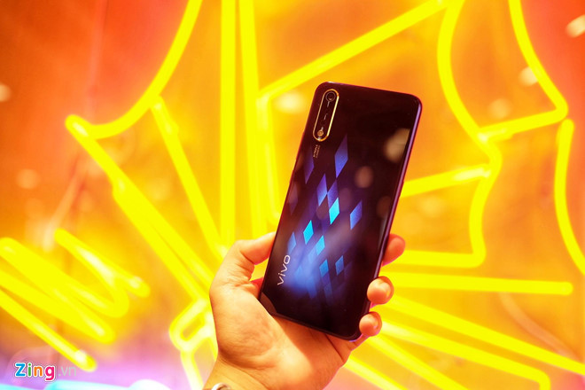 Phần mặt lưng của máy vẫn được hoàn thiện từ chất liệu kính, nổi bật với hệ thống 3 camera sau được đặt dọc. Cảm giác cầm nắm của máy đầm tay, khi nghiên các góc độ ánh sáng khác nhau phiên bản màu đen trên S1 sẽ xuất hiện các họa tiết hình kim cương bắt mắt.