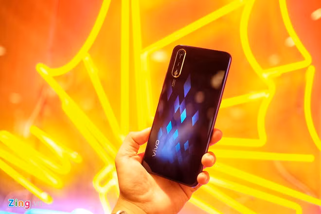 Phần mặt lưng của máy vẫn được hoàn thiện từ chất liệu kính, nổi bật với hệ thống 3 camera sau được đặt dọc. Cảm giác cầm nắm của máy đầm tay, khi nghiên các góc độ ánh sáng khác nhau phiên bản màu đen trên S1 sẽ xuất hiện các họa tiết hình kim cương bắt mắt.