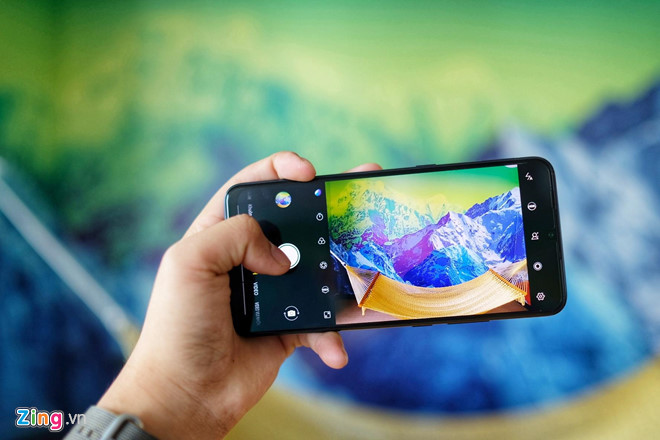 Điện thoại Vivo S1 dùng chip MediaTek Helio P65. Con chip mới ra mắt cuối tháng 6 nhưng yếu hơn so với chip P70 (ra tháng 10/2018) và P90 (tháng 12/2018). Tốc độ của chip là 2 GHz. RAM 6 GB và có bộ nhớ trong 128 GB. Thông số chip của máy không ấn tượng với một model giá 7 triệu đồng, ra mắt năm 2019.