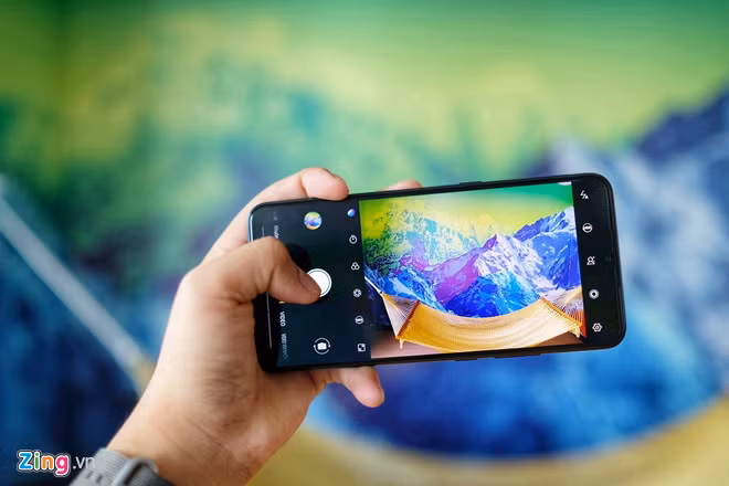 Điện thoại Vivo S1 dùng chip MediaTek Helio P65. Con chip mới ra mắt cuối tháng 6 nhưng yếu hơn so với chip P70 (ra tháng 10/2018) và P90 (tháng 12/2018). Tốc độ của chip là 2 GHz. RAM 6 GB và có bộ nhớ trong 128 GB. Thông số chip của máy không ấn tượng với một model giá 7 triệu đồng, ra mắt năm 2019.