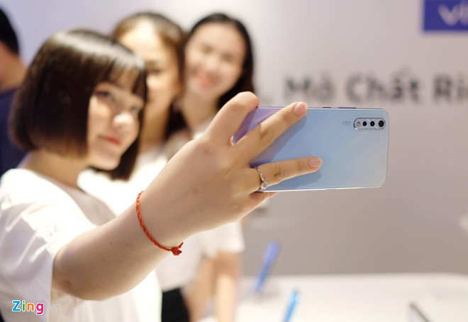  Vivo S1 không được trang bị camera trượt như V15, nhưng model này vẫn sở hữu camera selfie có độ phân giải lớn 32 MP.