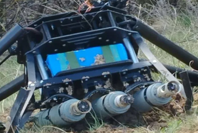 UAV "Ma cà rồng" là loại vũ khí sử dụng nhiều lần, hoạt động theo cơ chế thả đầu nổ vào mục tiêu thay vì tấn công tự sát, nên việc trang bị thêm camera ảnh nhiệt cho dòng UAV này là chiến thuật hợp lý.