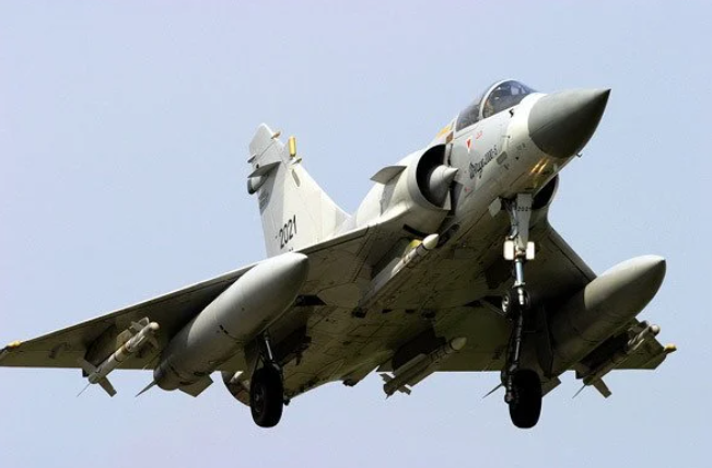 Trong lịch sử từng xảy ra nhiều vụ máy bay quân sự đâm vào nhau trên không trong khi huấn luyện, gây ra những hậu quá đáng tiếc. Ngày 30/8/2011, Bộ Quốc phòng Lithuania cho biết máy bay chiến đấu của họ va chạm với máy bay chiến đấu của Pháp gần căn cứ không quân Zokniai, Lithuania. Trong vụ tai nạn này, máy bay chiến đấu cả Lithuania bị rơi nhưng may mắn là các phi công kịp sử dụng dù cứu hộ và thoát ra thành công. Trong khi đó, chiếc máy bay chiến Mirage của Pháp vẫn kịp hạ cánh sau va chạm.