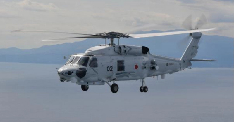 Trong đêm ngày 20/4, 2 trực thăng tuần tra SH-60K đã rơi ngoài khơi đảo Torishima thuộc quần đảo Izu ở Thái Bình Dương. Vụ tai nạn khiến 1 thành viên phi hành đoàn thiệt mạng, 7 người còn lại vẫn đang mất tích. Các trực thăng này đang tiến hành huấn luyện ban đêm về định vị tàu ngầm. Giới chức Lực lượng Phòng vệ Trên biển Nhật Bản hiện vẫn chưa công bố nguyên nhân vụ việc, xong có nhiều nghi ngờ cho thấy hai chiếc trực thăng này đâm vào nhau trong lúc huấn luyện và rơi xuống biển. Ảnh: NHK.