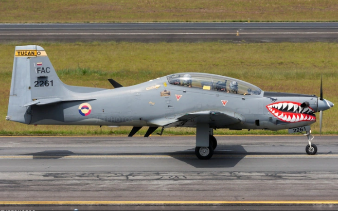 Ngày 1/7/2023, hai máy bay T-27 của Không quân Colombia đâm vào nhau trong lúc bay huấn luyện tại căn cứ khiến một phi công thiệt mạng. Video do nhân chứng dưới mặt đất quay lại cho thấy hai máy bay T-27 Tucano va vào nhau khi bay theo đội hình, một chiếc bốc cháy và rơi xuống đất. Một nguồn tin quân sự cho biết những chiếc T-27 còn lại hạ cánh khẩn cấp sau vụ tai nạn. Vụ tai nạn xảy ra khi biên đội 5 máy bay T-27 của Colombia bay tổng duyệt trước buổi trình diễn tại triển lãm hàng không ở thành phố Rionegro.