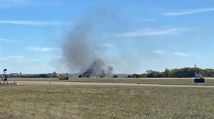 Chiếc Bell P-63 Kingcobra chỉ có một phi công, trong khi chiếc Boeing B-17 có năm người trên khoang. Không có khách tham quan nào trên máy bay. Hai máy bay gặp nạn do Commemorative Air Force sở hữu. Các phi công tình nguyện tham gia sự kiện là những người đã được huấn luyện bài bản, thường là các phi công về hưu. Những người tham dự sự kiện đều sốc khi chứng kiến hai máy bay đâm vào nhau.