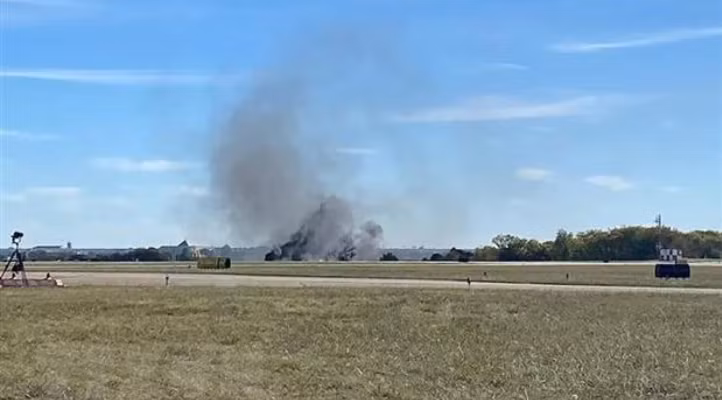 Chiếc Bell P-63 Kingcobra chỉ có một phi công, trong khi chiếc Boeing B-17 có năm người trên khoang. Không có khách tham quan nào trên máy bay. Hai máy bay gặp nạn do Commemorative Air Force sở hữu. Các phi công tình nguyện tham gia sự kiện là những người đã được huấn luyện bài bản, thường là các phi công về hưu. Những người tham dự sự kiện đều sốc khi chứng kiến hai máy bay đâm vào nhau.