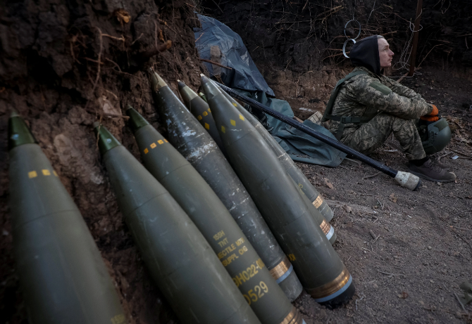 Theo Financial Times, một số hàng viện trợ của Mỹ, bao gồm vũ khí và đạn dược, đã được đóng gói tại các kho ở Ba Lan cũng như một số nơi khác ở châu Âu và đều đã sẵn sàng để vận chuyển. Ông Bill Keating, Nghị sĩ đảng Dân chủ bang Massachusetts, phát biểu trong một cuộc họp báo ở Kiev ngày 22/4: "Đợt viện trợ quân sự đầu tiên của Mỹ sẽ được chuyển giao sớm hơn mọi người nghĩ".