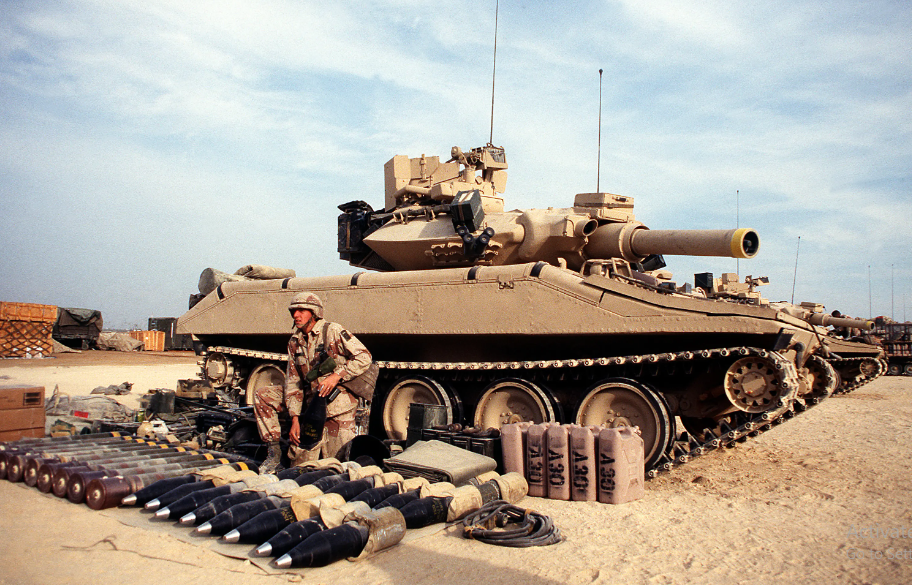 Do thiết kế xe quá chật hẹp, mỗi xe chỉ mang theo cơ số 20 quả đạn pháo và 9 quả tên lửa chống tăng. Nhưng điều đáng sợ nhất là số đạn pháo không vỏ cực kỳ kém an toàn.