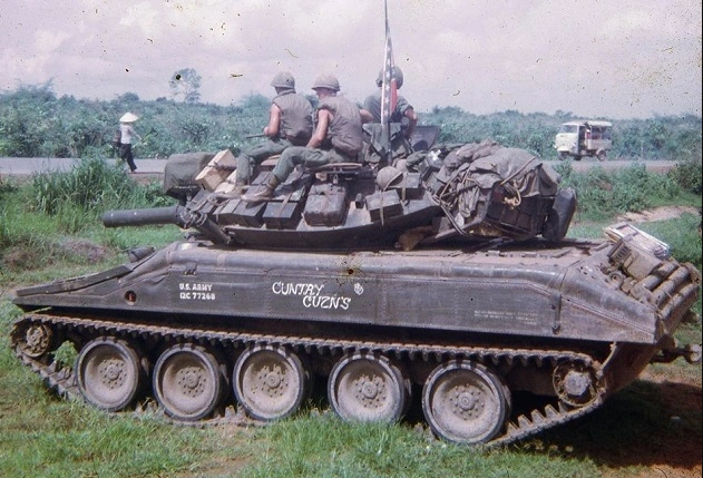 Chính vì vậy, những kỹ sư của Mỹ đã cho ra đời "Phương tiện trinh sát/đổ bộ đường không bọc thép", với tên gọi là xe tăng M551 Sheridan được ra đời vào năm 1969 và ngay lập tức được đem đi thử lửa trên chiến trường Việt Nam.