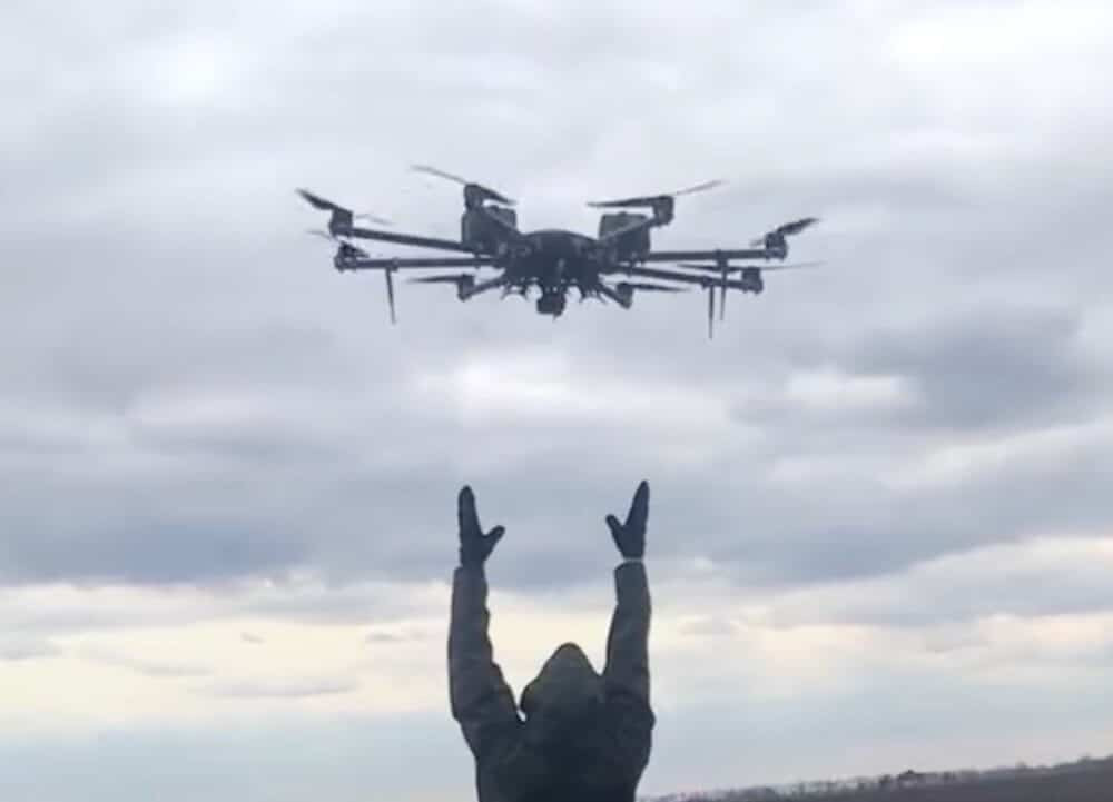 "Một số dòng UAV khác cũng được gắn camera ảnh nhiệt, tuy nhiên 'Ma cà rồng' vẫn nổi bật nhờ khả năng hoạt động cả ngày lẫn đêm và mang theo lượng thuốc nổ lớn", Chris Panella, biên tập viên của Business Insider, nhận định.